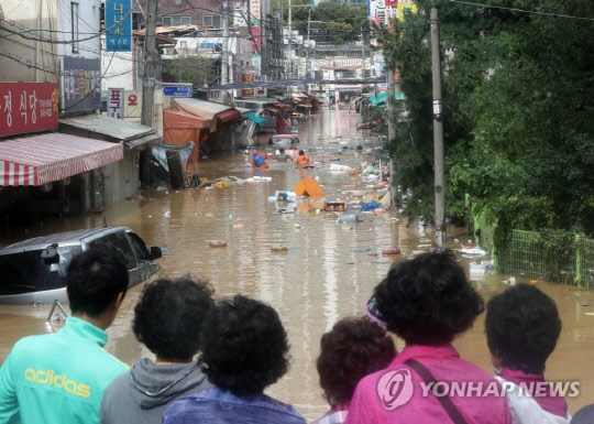 태풍 '차바' 당시 울산 태화시장 일대  [연합뉴스]
